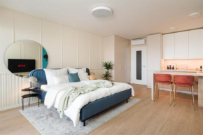 Good Vibe Studio near Metro - Free Garage, Air-Conditioning, Vinyl player